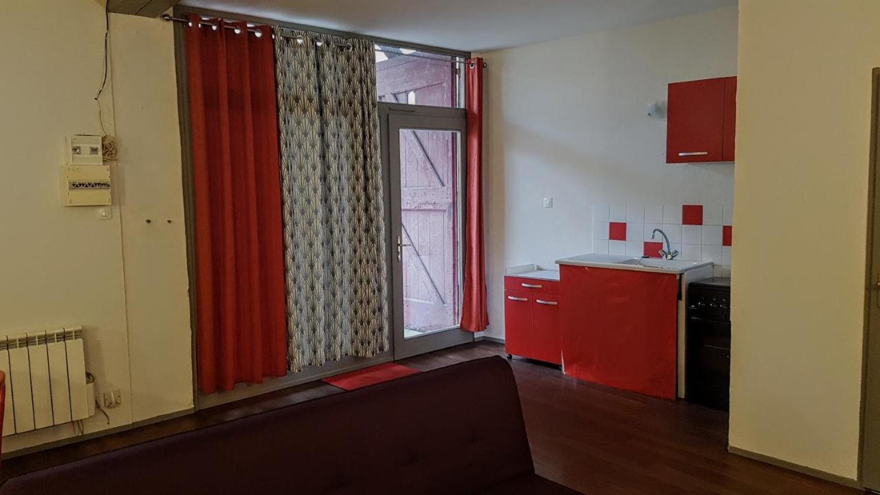 Grand studio et jolies chambres à louer Passins Exterior foto